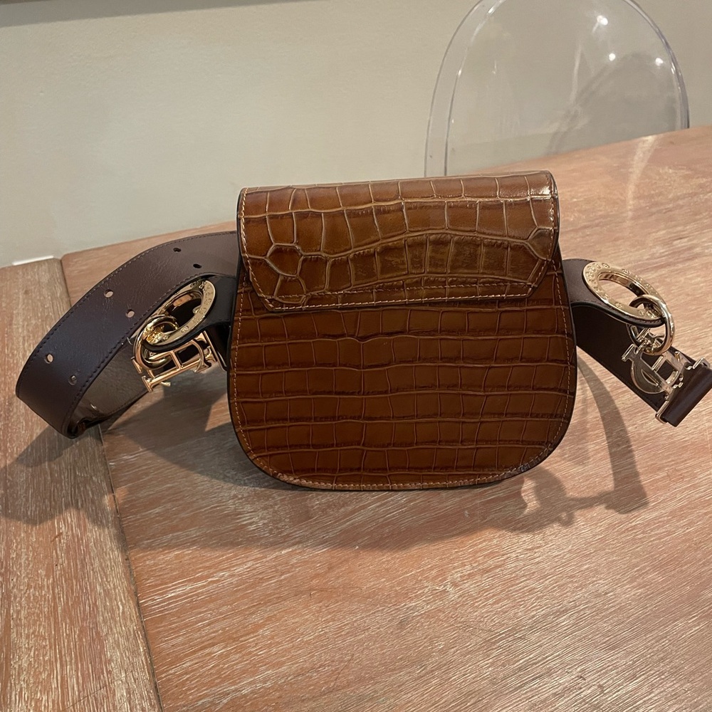 Elegant Brown Croc-Embossed Crossbody Bag - Picture 3 of 5